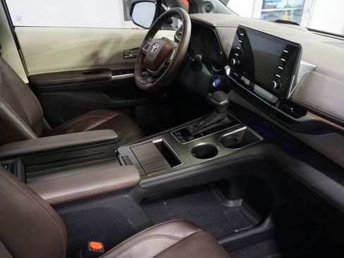 Used 2024 Toyota Sienna Platinum image 28