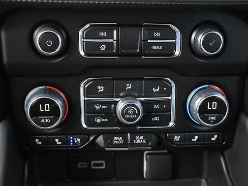 Used 2024 Chevrolet Suburban Premier w/ Premium Package 2 AWD/4WD image 23