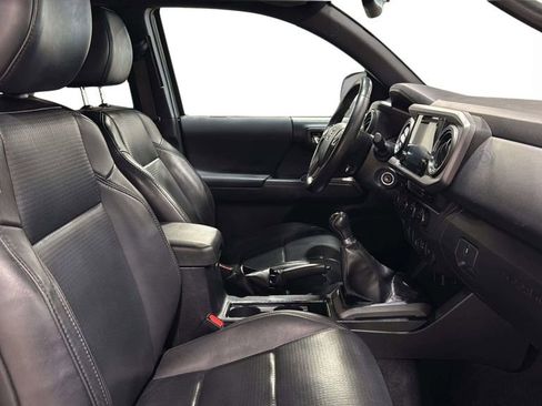 Used 2019 Toyota Tacoma TRD Off-Road AWD/4WD image 8