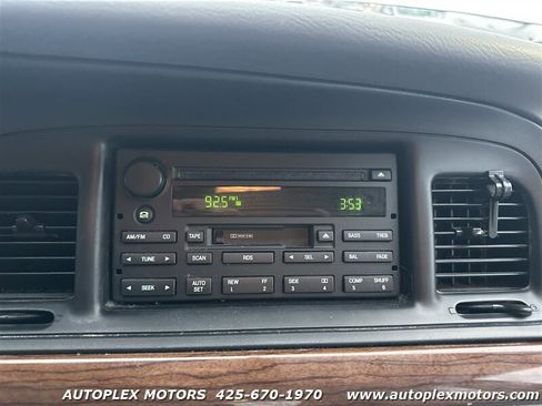 Used 2004 Ford Crown Victoria LX image 20