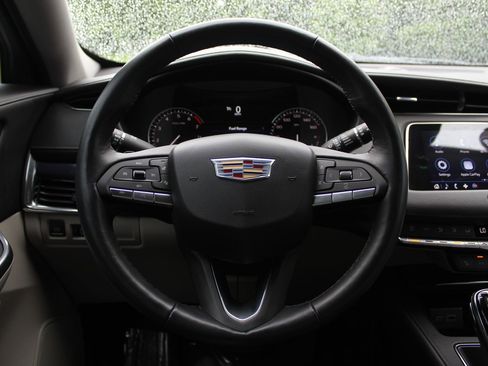 Used 2023 Cadillac XT4 Luxury w/ Cold Weather Package FWD image 16
