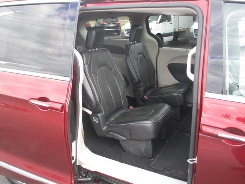 Used 2019 Chrysler Pacifica Limited FWD image 30
