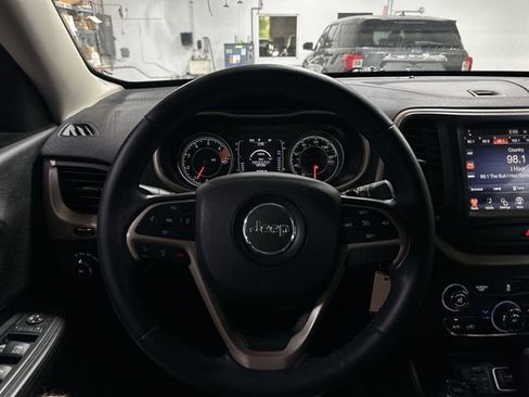 Used 2017 Jeep Cherokee Latitude AWD/4WD image 15