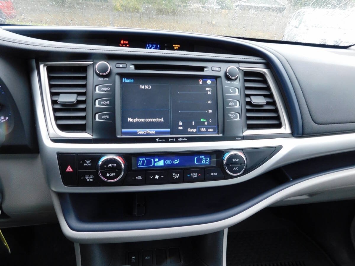Used 2017 Toyota Highlander Plus w/ Carpet Mat Package FWD image 13