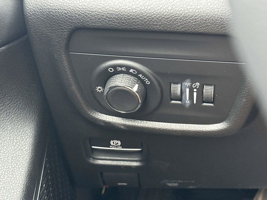 Used 2023 Jeep Grand Cherokee Altitude AWD/4WD image 28