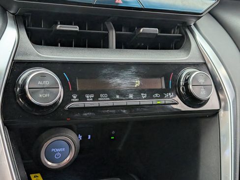 Used 2022 Toyota Venza LE image 17