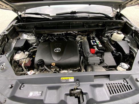 Used 2021 Toyota Highlander XLE FWD image 13