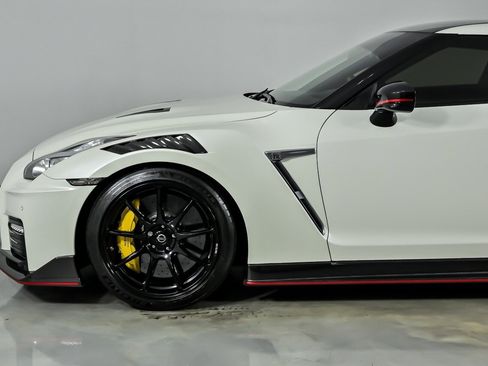 Used 2020 Nissan GT-R NISMO AWD/4WD image 7