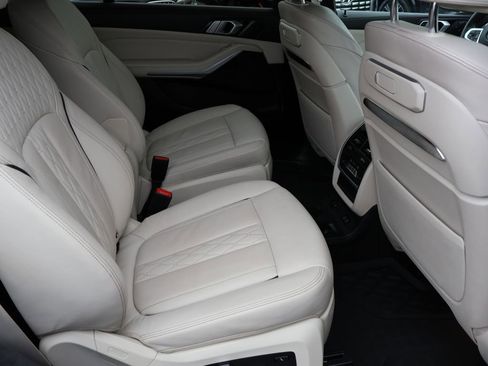 Used 2023 BMW X7 xDrive40i w/ M Sport Package AWD/4WD image 13