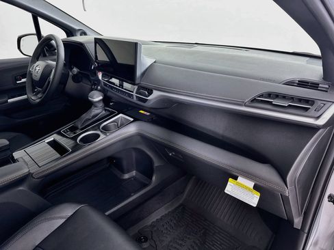 Used 2025 Toyota Sienna XLE Woodland Edition AWD/4WD image 32