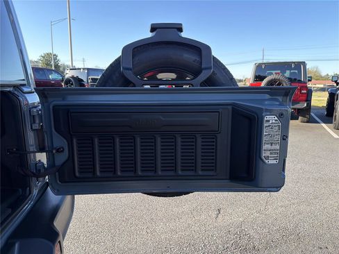 Used 2025 Jeep Wrangler Sahara image 17