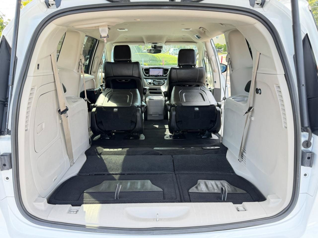Used 2024 Chrysler Pacifica Limited FWD image 41