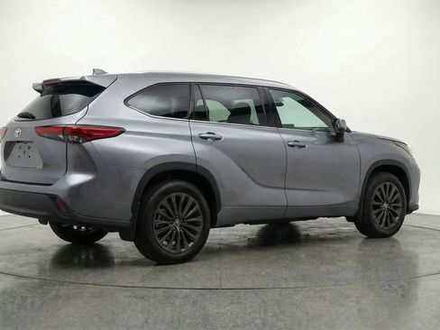 Used 2025 Toyota Highlander XSE image 9