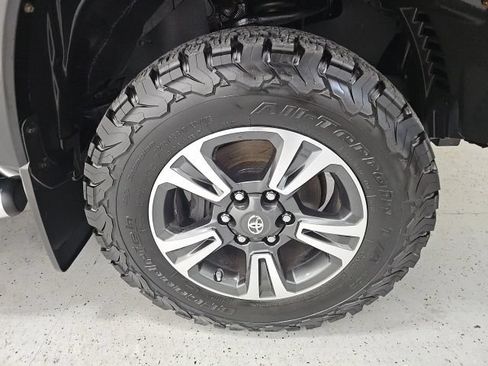 Used 2016 Toyota Tacoma TRD Sport w/ Towing Package AWD/4WD image 8