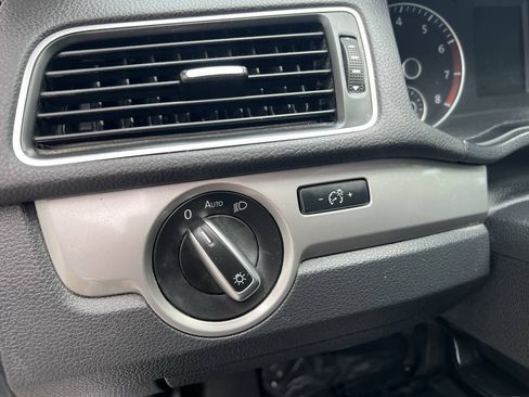 Used 2013 Volkswagen Passat 2.5 S FWD image 19