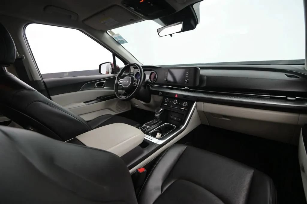 Used 2023 Kia Carnival LX FWD image 46