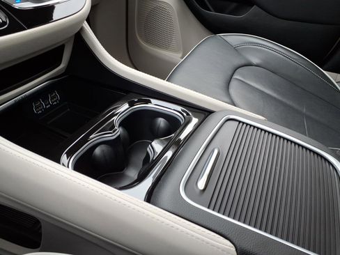 Used 2024 Chrysler Pacifica Limited image 23