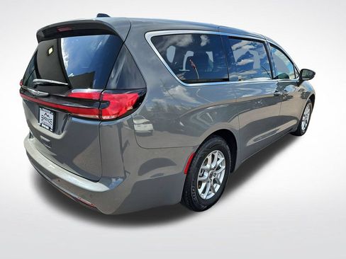 Used 2023 Chrysler Pacifica Touring-L FWD image 5