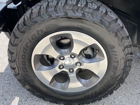 Used 2018 Jeep Wrangler Unlimited Sahara w/ Connectivity Group AWD/4WD image 19