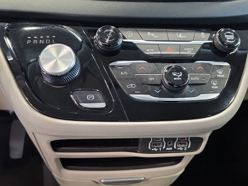 Used 2024 Chrysler Pacifica Touring-L FWD image 24