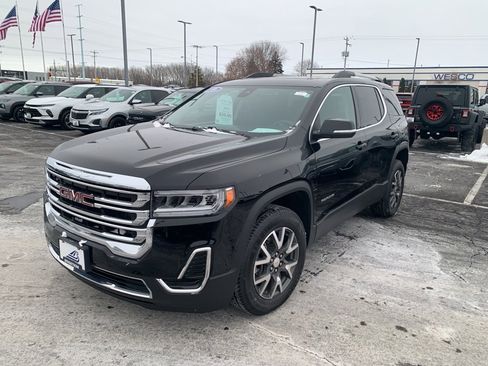 Used 2023 GMC Acadia SLE w/ Driver Convenience Package image 3