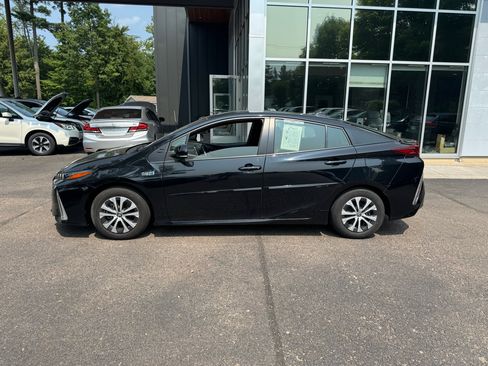 Used 2022 Toyota Prius Prime XLE image 2