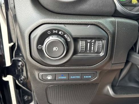 Used 2022 Jeep Wrangler Unlimited Sahara AWD/4WD image 32