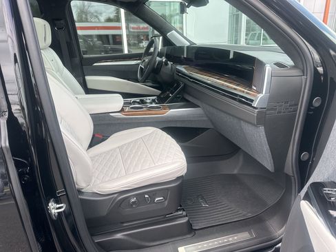Used 2026 Cadillac Escalade Platinum Sport w/ LPO, ONYX Package AWD/4WD image 36