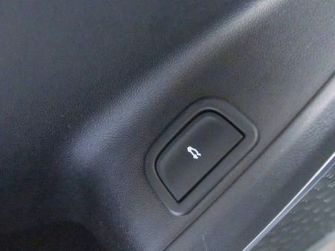 Used 2025 Buick Enclave Sport Touring image 17