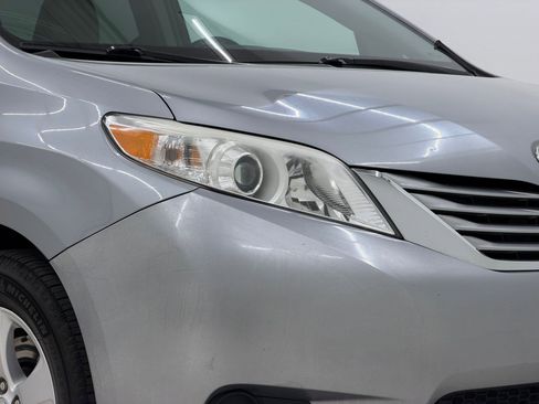 Used 2016 Toyota Sienna LE image 11