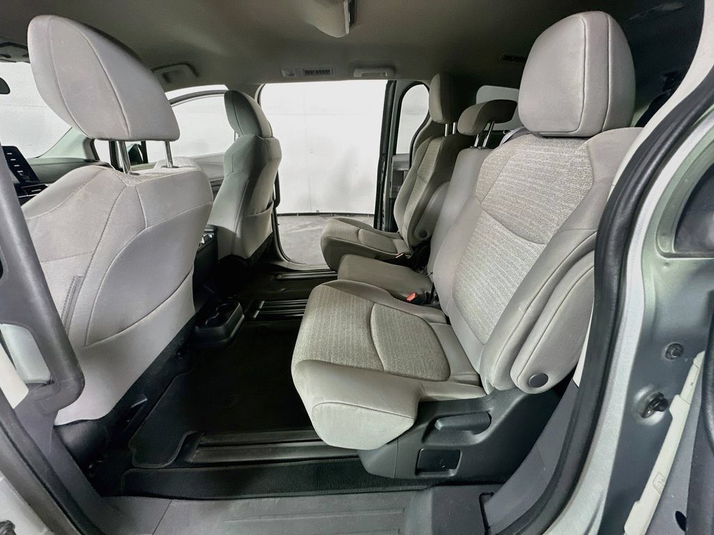 Used 2024 Toyota Sienna LE FWD image 17