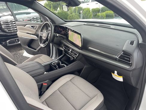 Used 2025 Chevrolet Traverse LT FWD image 28