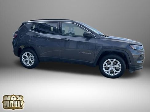 Used 2024 Jeep Compass Latitude image 10