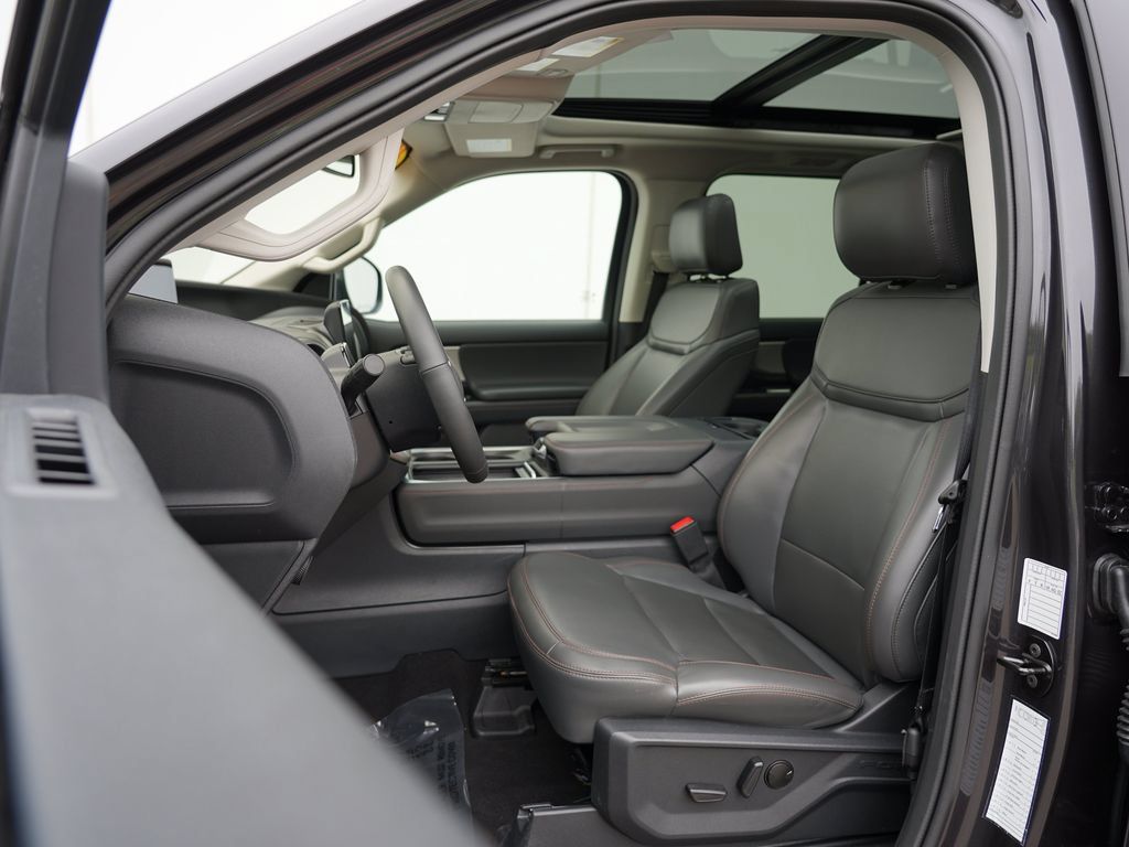 Used 2025 Ford Expedition Active AWD/4WD image 12