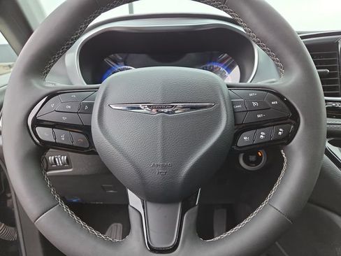Used 2025 Chrysler Pacifica Limited FWD image 17