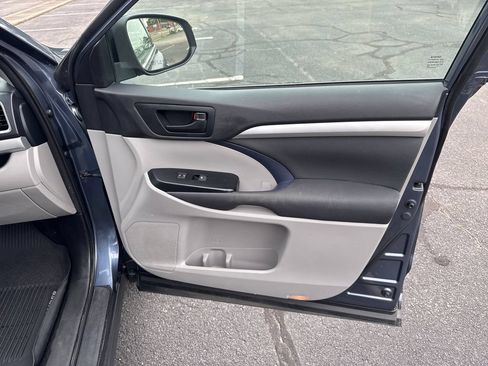 Used 2019 Toyota Highlander LE AWD/4WD image 39