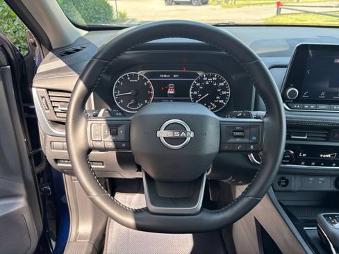 Used 2025 Nissan Rogue SV FWD image 25