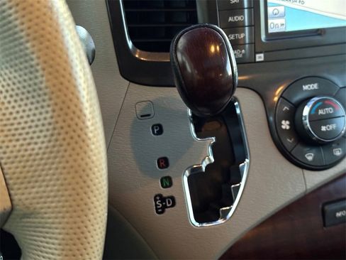 Used 2014 Toyota Sienna XLE image 24