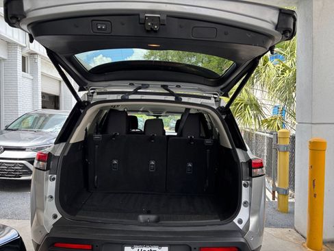 Used 2025 Nissan Pathfinder SV FWD image 33