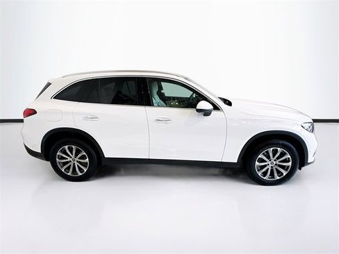 Used 2025 Mercedes-Benz GLC 300 4MATIC image 4