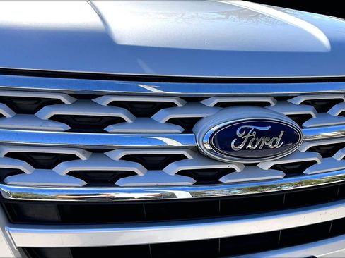 Used 2018 Ford Explorer XLT image 29