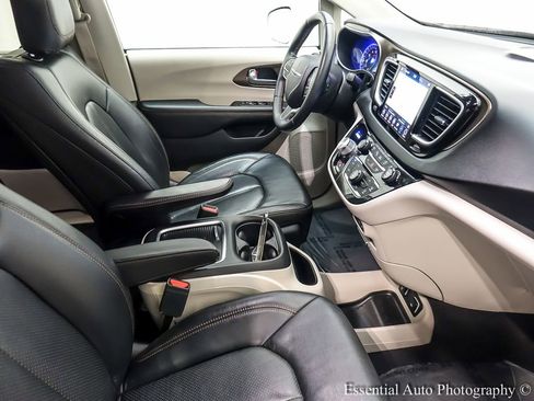 Used 2018 Chrysler Pacifica Touring-L Plus w/ Advanced Safetytec Group FWD image 26