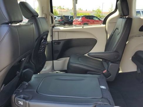 Certified 2023 Chrysler Pacifica Touring-L FWD image 21