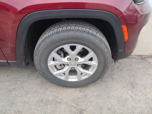 Used 2023 Jeep Grand Cherokee Limited image 3