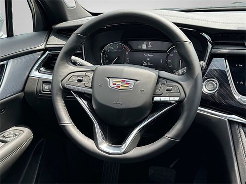 Used 2025 Cadillac XT6 Premium Luxury image 5