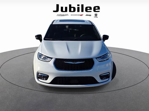 New 2026 Chrysler Pacifica Select image 2