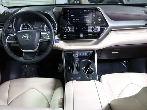 Used 2022 Toyota Highlander XLE image 20