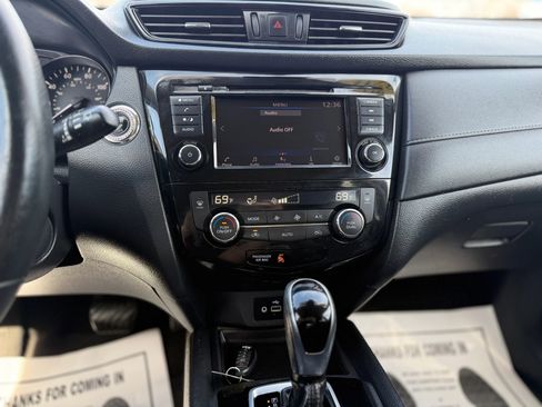 Used 2020 Nissan Rogue SV image 23