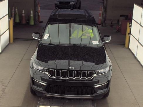 Used 2023 Jeep Grand Cherokee Limited image 2