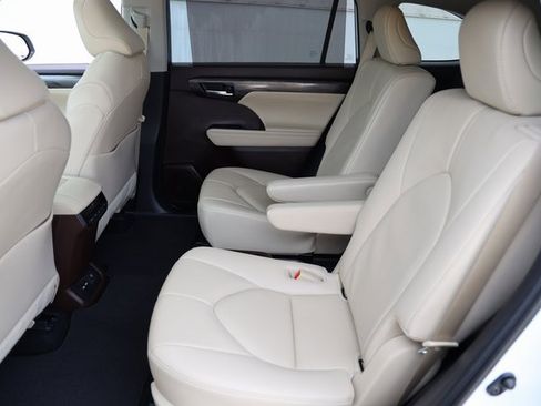 Certified 2021 Toyota Highlander Limited image 13